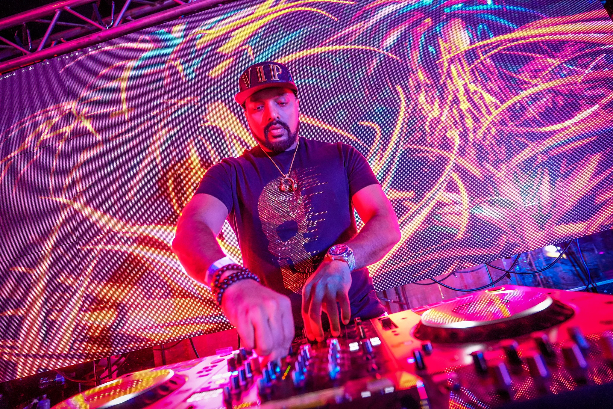 DJ Bennii performing live